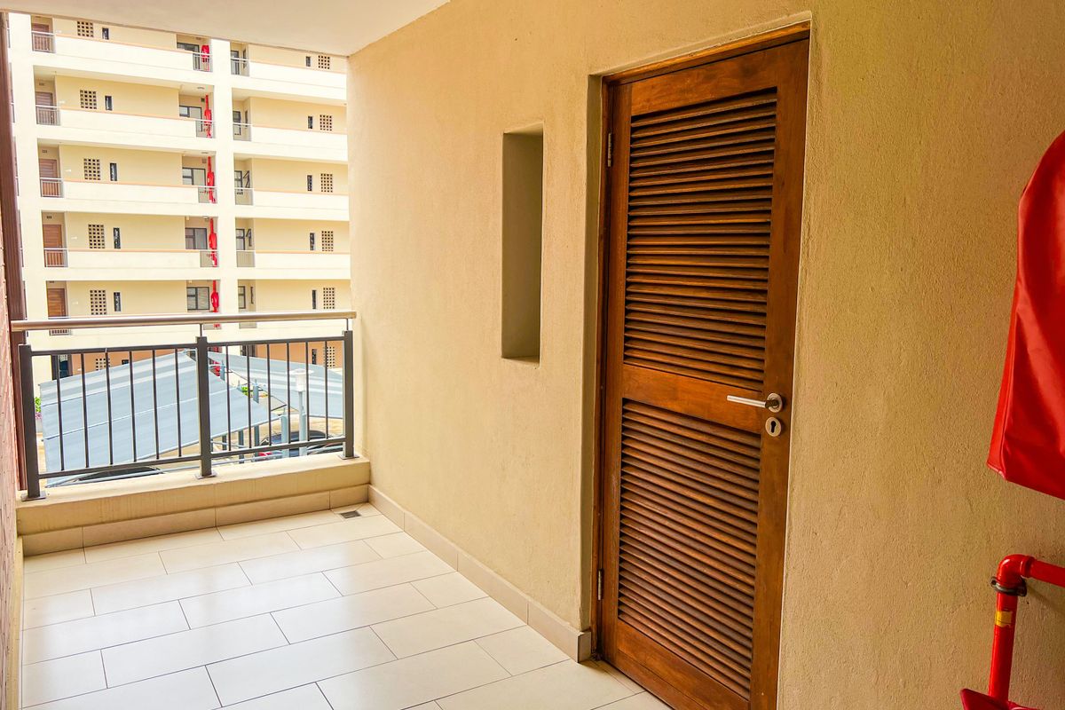 Sophisticated 2 Bedroom and 2 Bathroom Apartment in Umhlanga Central - Photo 4