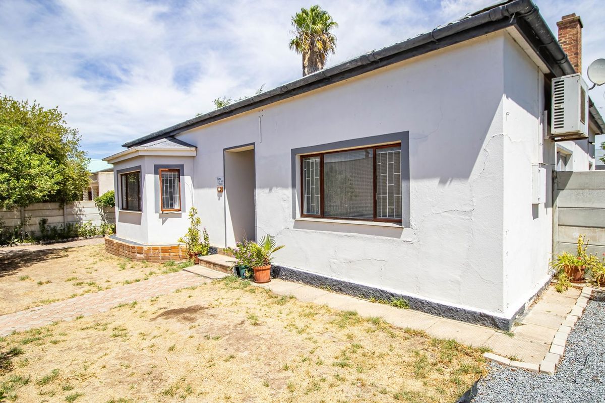 5-Bedroom Family Home with 2 Flatlets for Sale in Moorreesburg - Photo 5