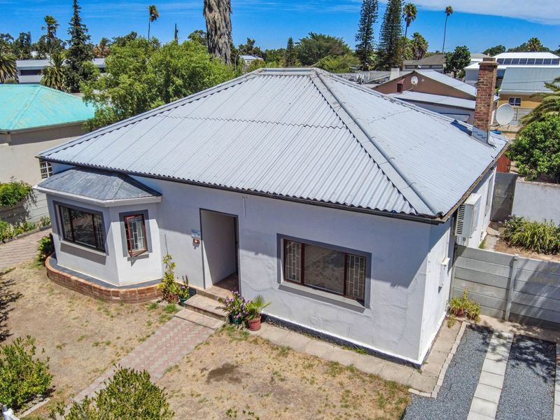 5-Bedroom Family Home with 2 Flatlets for Sale in Moorreesburg - Photo 4