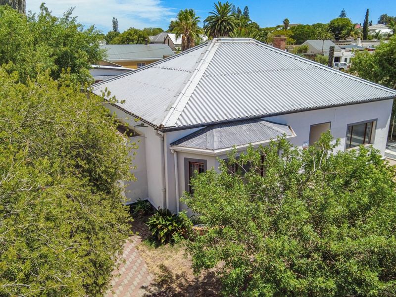 5-Bedroom Family Home with 2 Flatlets for Sale in Moorreesburg - Photo 3