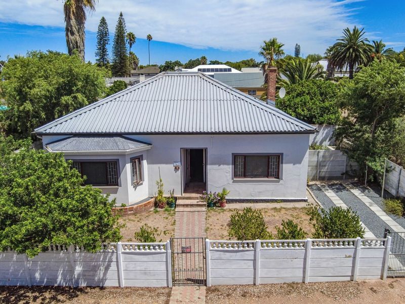 5-Bedroom Family Home with 2 Flatlets for Sale in Moorreesburg - Photo 2