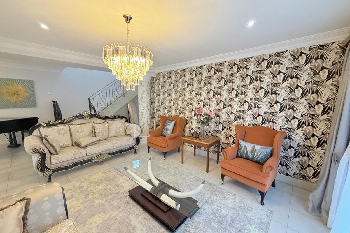 Stunning 5-Bedroom Home in Umhlanga with Breathtaking Sea Views - Photo 2