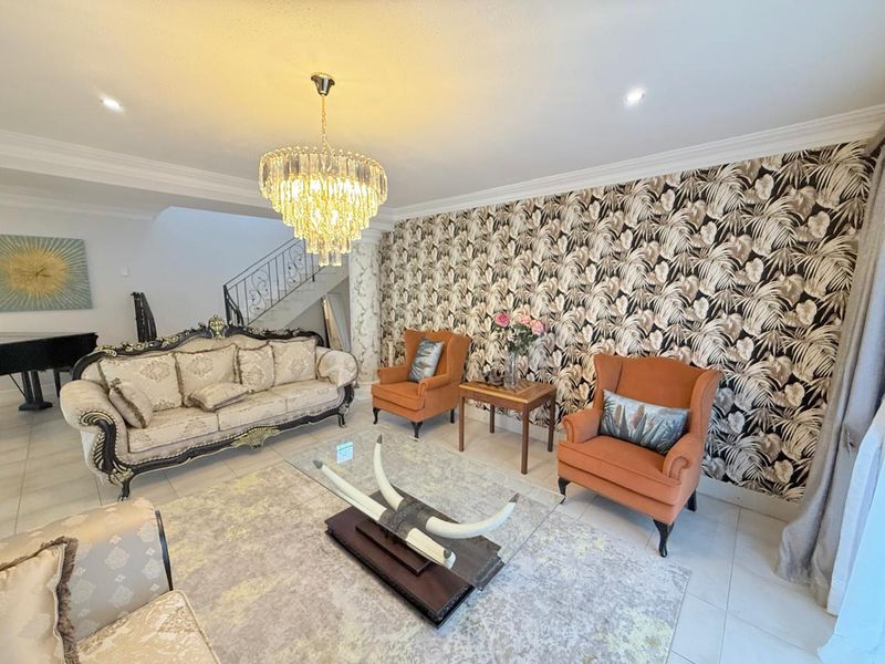 Stunning 5-Bedroom Home in Umhlanga with Breathtaking Sea Views - Photo 2