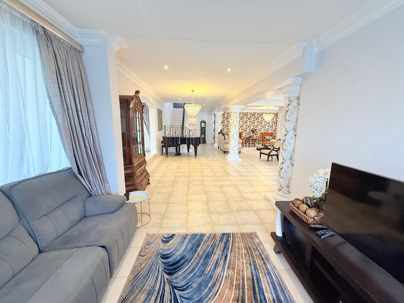 Stunning 5-Bedroom Home in Umhlanga with Breathtaking Sea Views - Photo 7