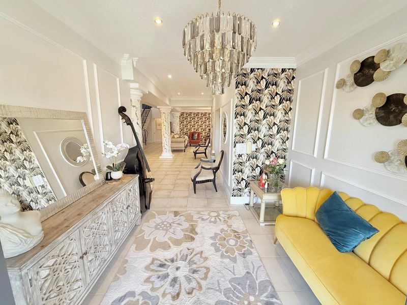 Stunning 5-Bedroom Home in Umhlanga with Breathtaking Sea Views - Photo 5