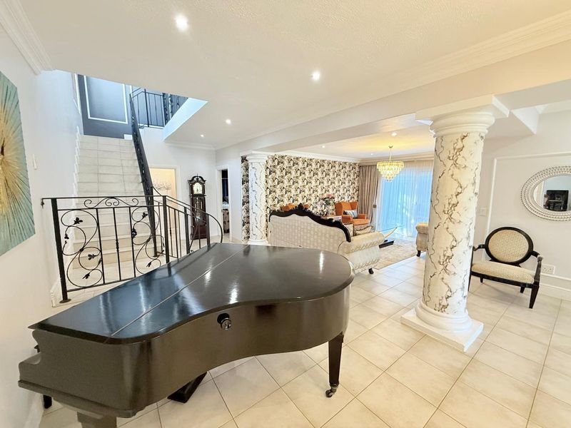 Stunning 5-Bedroom Home in Umhlanga with Breathtaking Sea Views - Photo 8