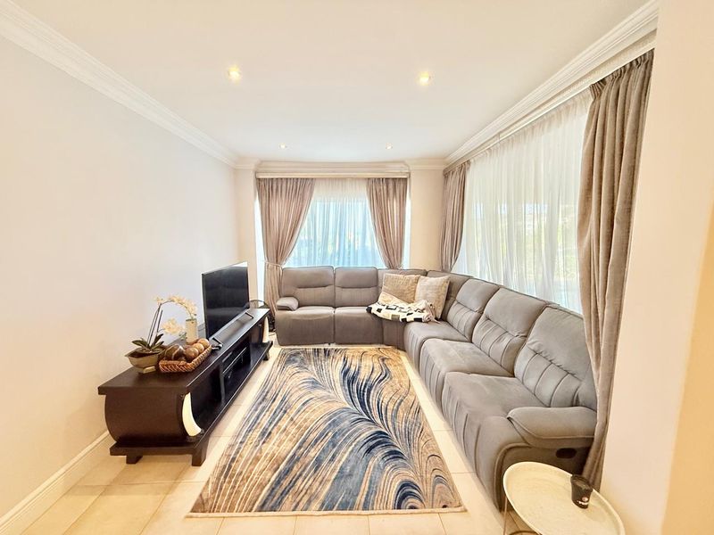 Stunning 5-Bedroom Home in Umhlanga with Breathtaking Sea Views - Photo 6
