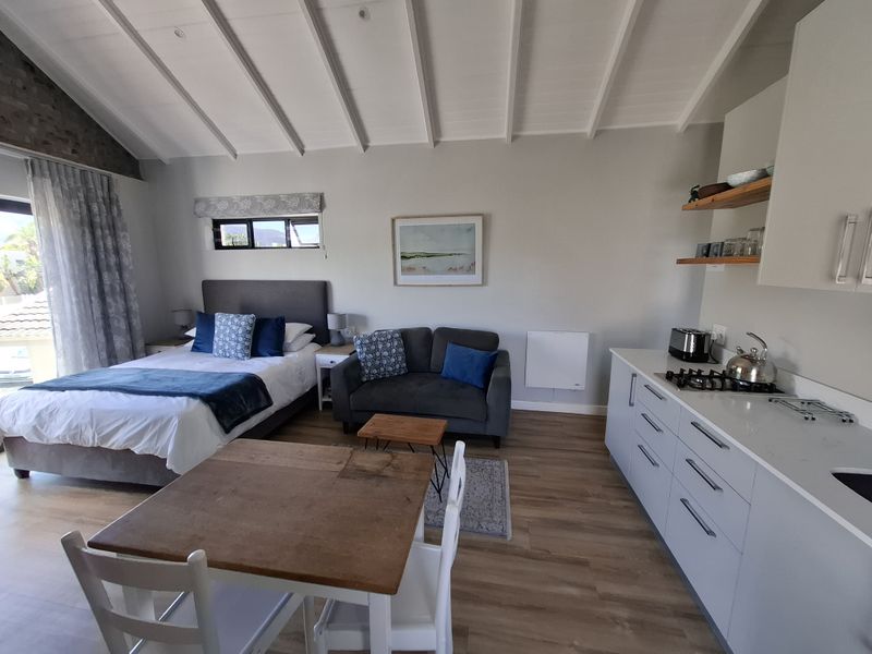 Stylish Fully Furnished Studio Apartment with Breathtaking Mountain Views in Bergvliet - Photo 5