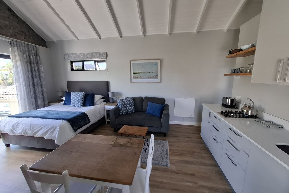 Stylish Fully Furnished Studio Apartment with Breathtaking Mountain Views in Bergvliet - Photo 5