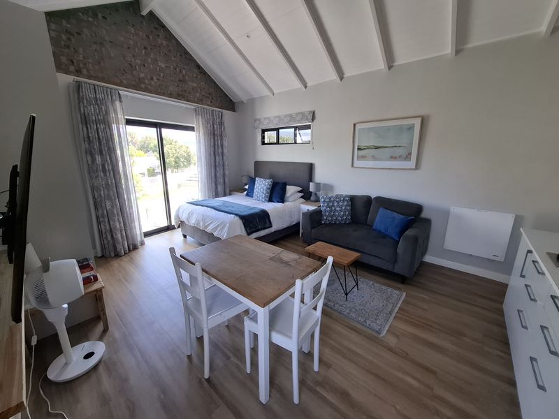 Stylish Fully Furnished Studio Apartment with Breathtaking Mountain Views in Bergvliet - Photo 4
