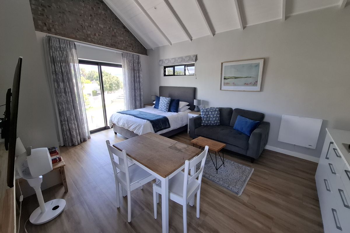 Stylish Fully Furnished Studio Apartment with Breathtaking Mountain Views in Bergvliet - Photo 4