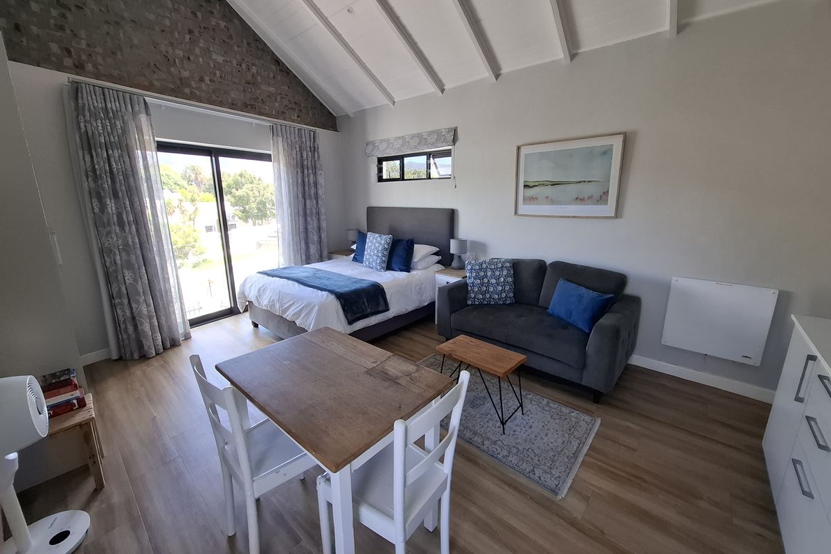 Stylish Fully Furnished Studio Apartment with Breathtaking Mountain Views in Bergvliet - Photo 3