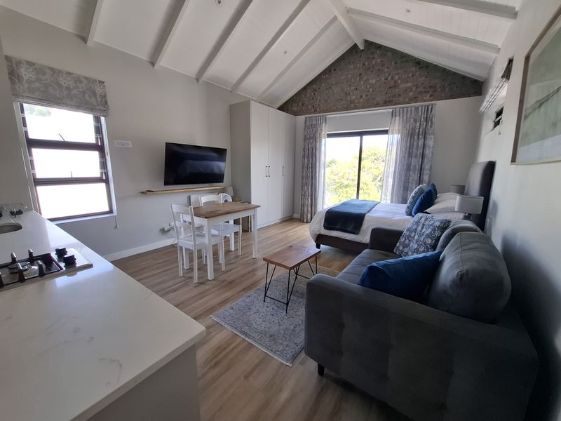 Stylish Fully Furnished Studio Apartment with Breathtaking Mountain Views in Bergvliet - Photo 2