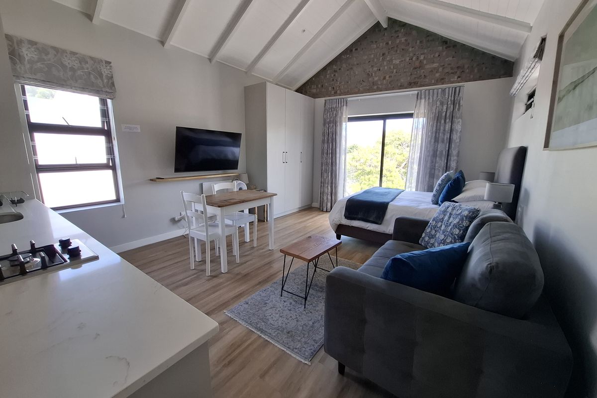 Stylish Fully Furnished Studio Apartment with Breathtaking Mountain Views in Bergvliet - Photo 2