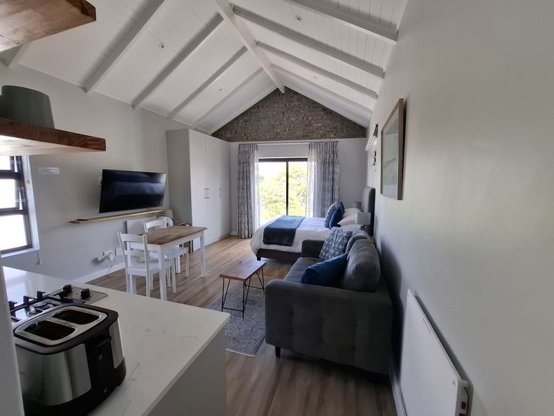 Stylish Fully Furnished Studio Apartment with Breathtaking Mountain Views in Bergvliet - Photo 6