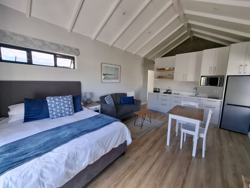 Stylish Fully Furnished Studio Apartment with Breathtaking Mountain Views in Bergvliet - Photo 9