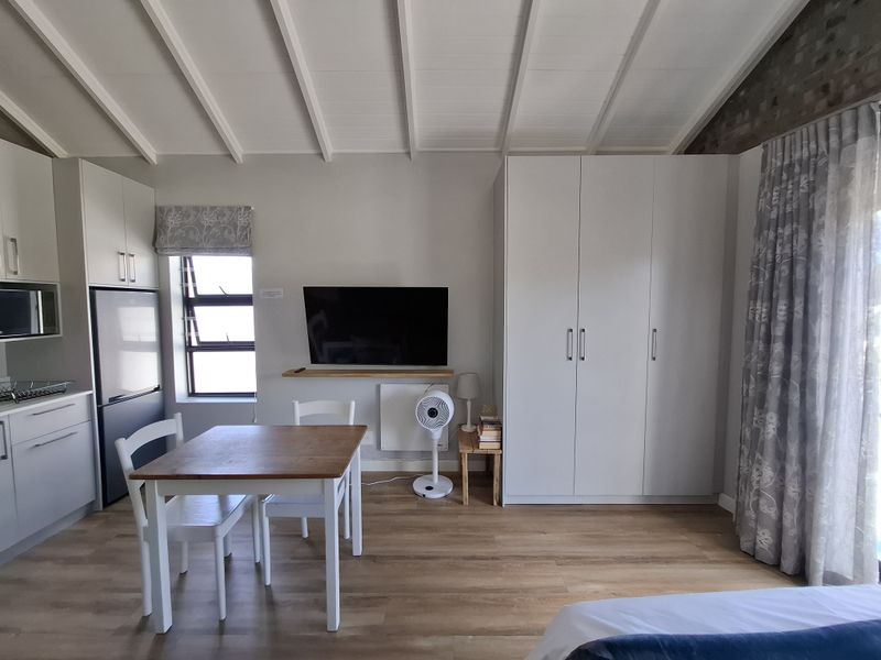 Stylish Fully Furnished Studio Apartment with Breathtaking Mountain Views in Bergvliet - Photo 10