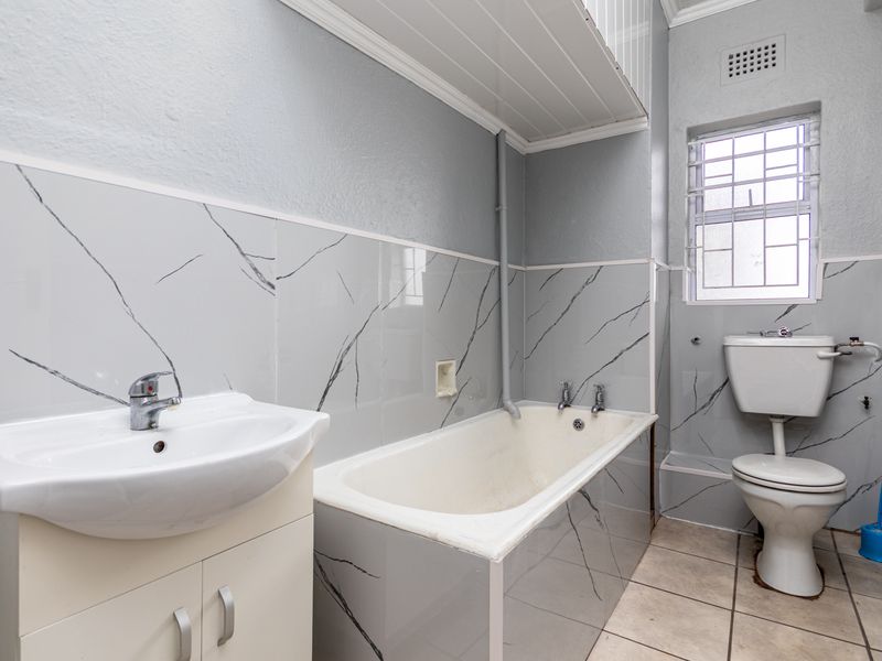 Two Bedroom One bathroom Apartment with Balcony in the Heart of Kenilworth - Photo 10