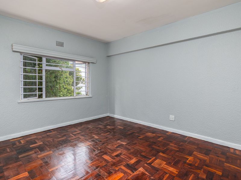 Two Bedroom One bathroom Apartment with Balcony in the Heart of Kenilworth - Photo 7