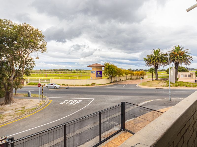 Two Bedroom One bathroom Apartment with Balcony in the Heart of Kenilworth - Photo 6
