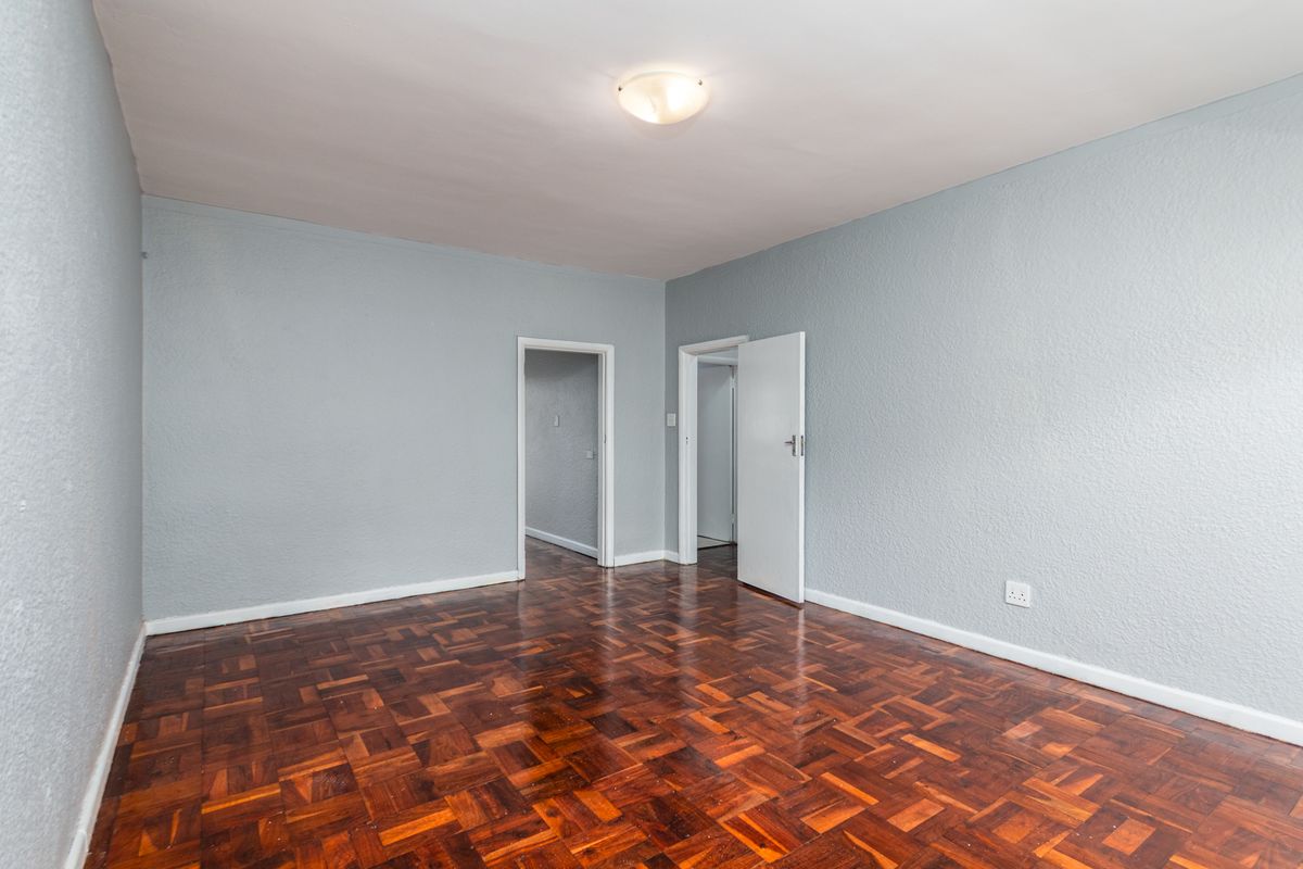 Two Bedroom One bathroom Apartment with Balcony in the Heart of Kenilworth - Photo 3