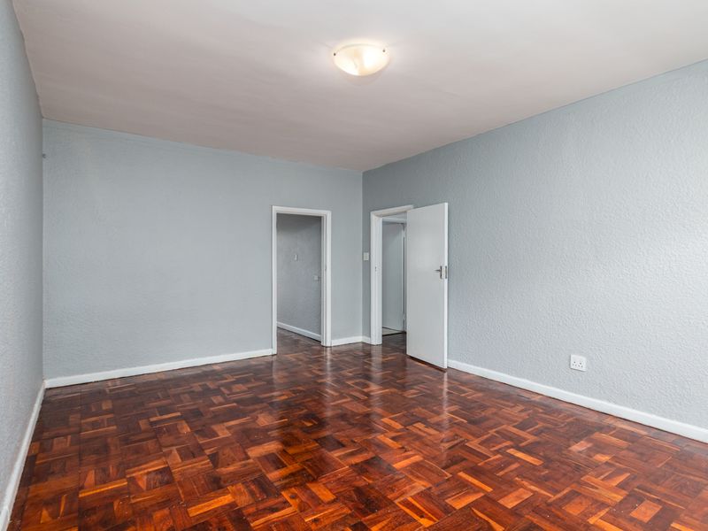 Two Bedroom One bathroom Apartment with Balcony in the Heart of Kenilworth - Photo 3