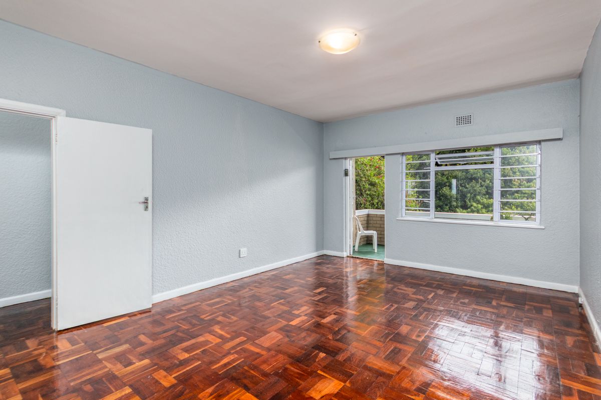 Two Bedroom One bathroom Apartment with Balcony in the Heart of Kenilworth - Photo 2