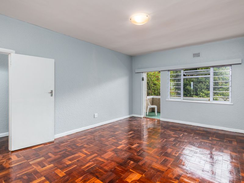 Two Bedroom One bathroom Apartment with Balcony in the Heart of Kenilworth - Photo 2