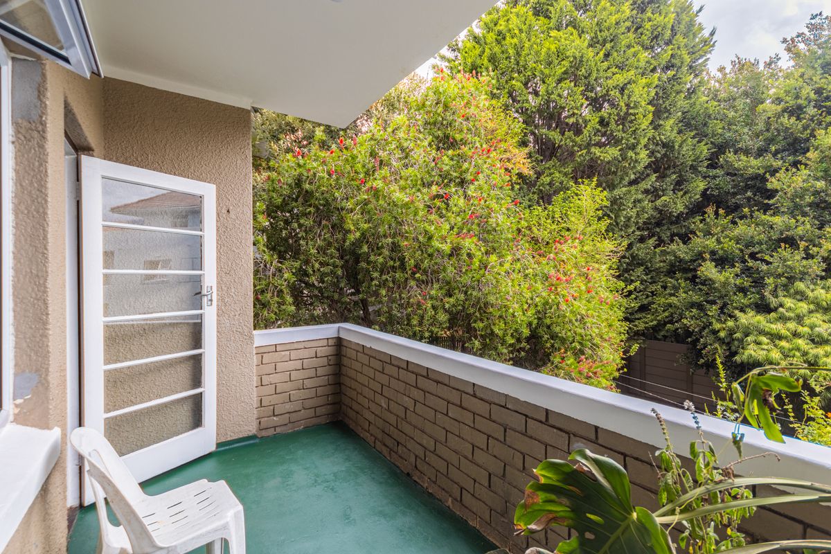 Two Bedroom One bathroom Apartment with Balcony in the Heart of Kenilworth - Photo 4