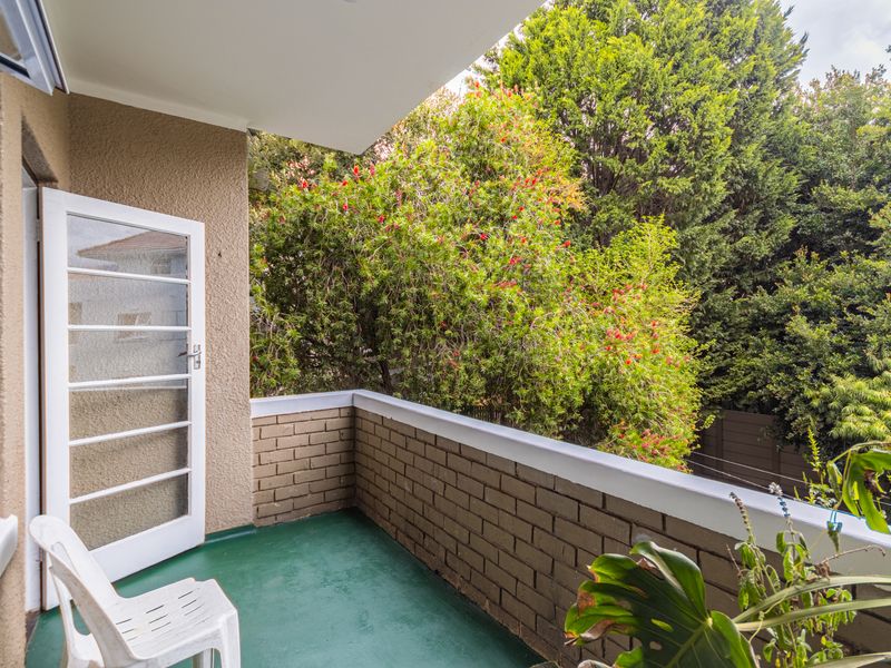 Two Bedroom One bathroom Apartment with Balcony in the Heart of Kenilworth - Photo 4