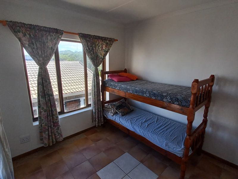 Unique 4 bed double story with bachelor flat - Photo 8