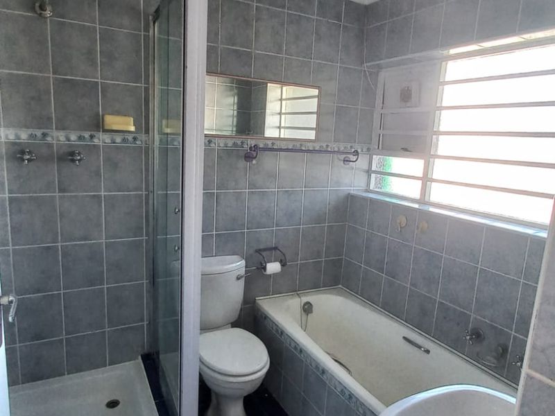 Unique 4 bed double story with bachelor flat - Photo 9