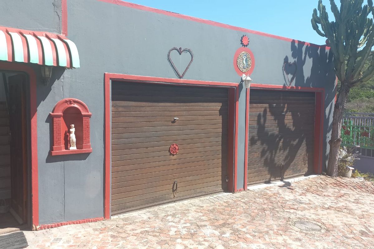 Unique 4 bed double story with bachelor flat - Photo 3