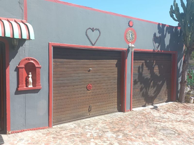 Unique 4 bed double story with bachelor flat - Photo 3