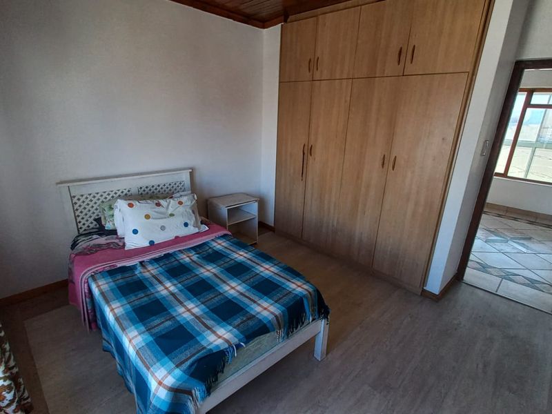 Unique 4 bed double story with bachelor flat - Photo 7