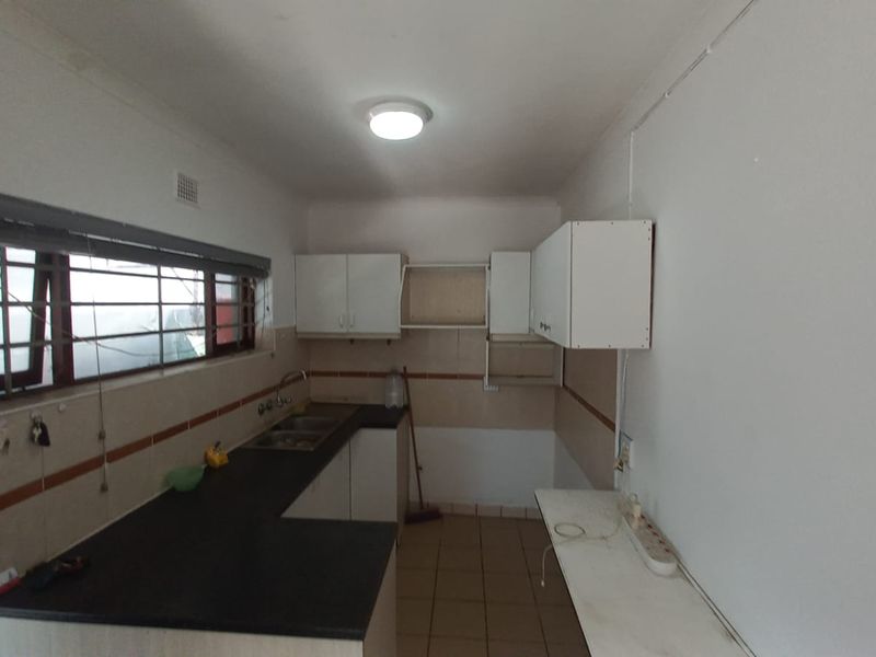 Unique 4 bed double story with bachelor flat - Photo 6