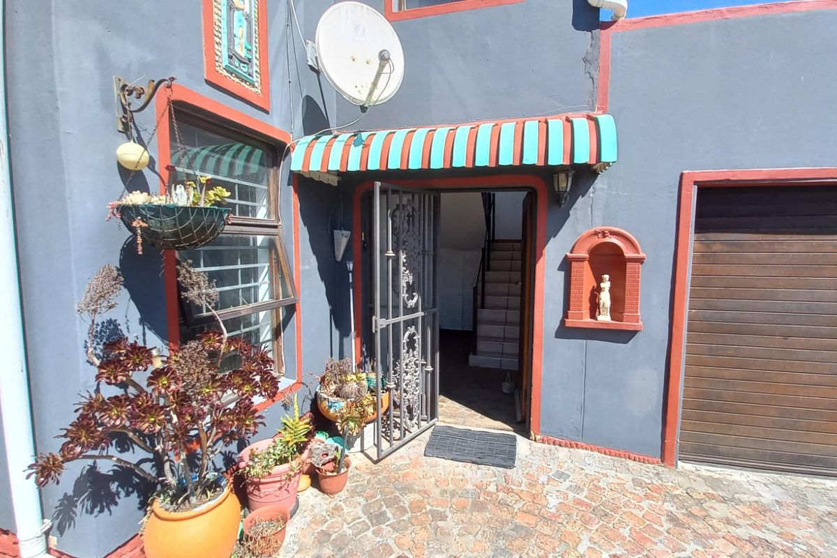 Unique 4 bed double story with bachelor flat - Photo 2