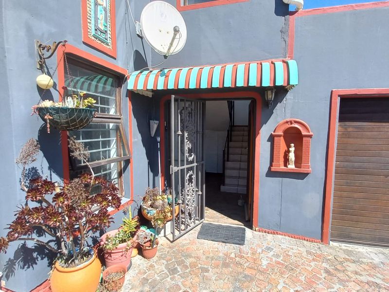 Unique 4 bed double story with bachelor flat - Photo 2