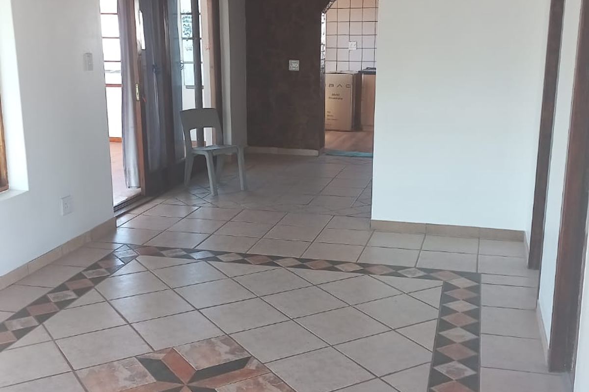 Unique 4 bed double story with bachelor flat - Photo 5