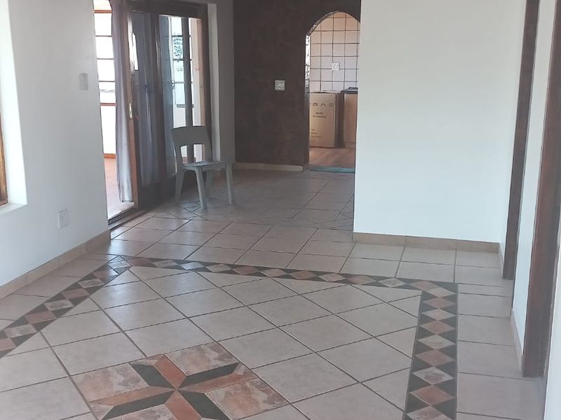 Unique 4 bed double story with bachelor flat - Photo 5