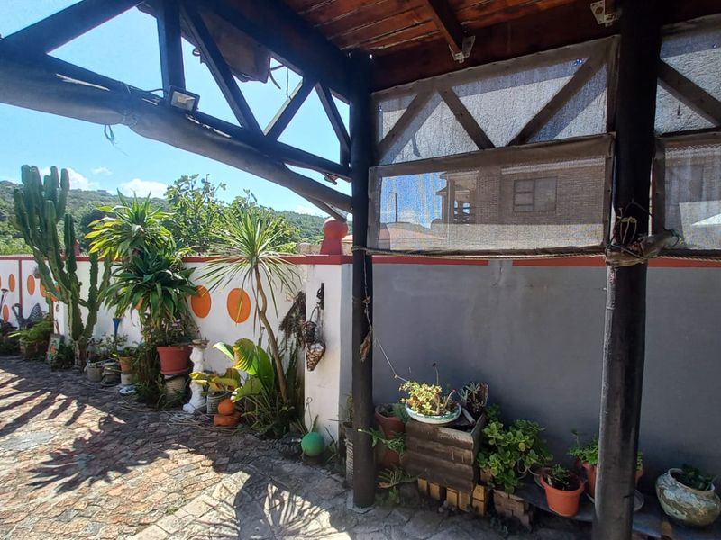 Unique 4 bed double story with bachelor flat - Photo 4