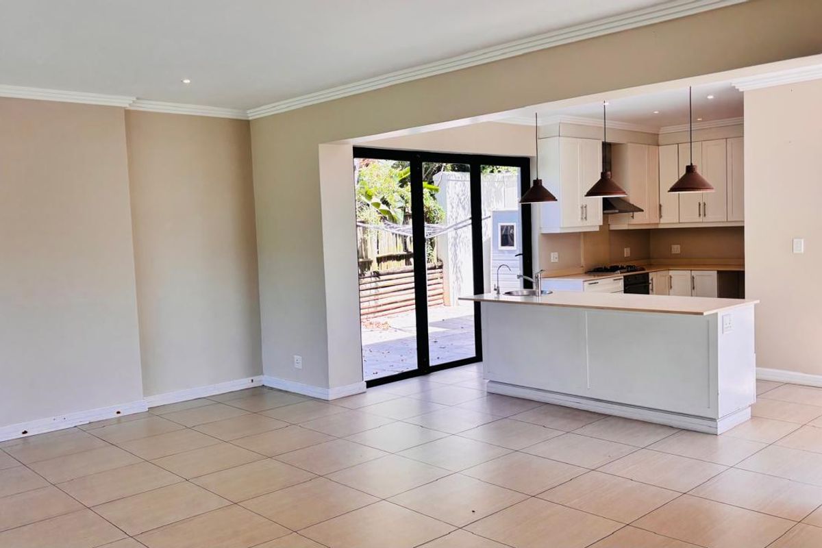 Beautiful Family Home in Palm Lakes Estate, 4 bedrooms and 3 bathrooms - Photo 4