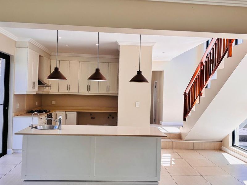 Beautiful Family Home in Palm Lakes Estate, 4 bedrooms and 3 bathrooms - Photo 5