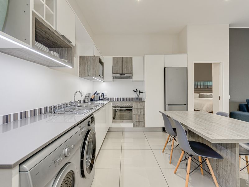 Stylish Fully Furnished 2-Bed Apartment in the Heart of Rosebank - Photo 10