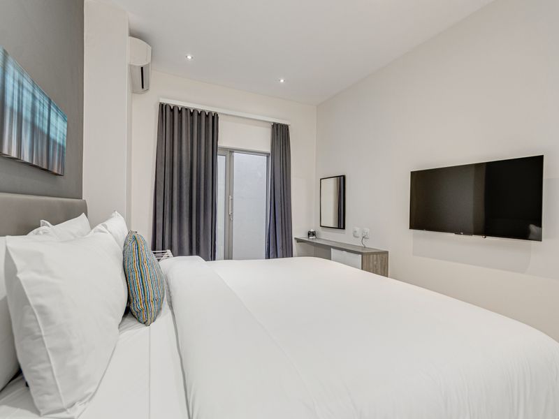 Stylish Fully Furnished 2-Bed Apartment in the Heart of Rosebank - Photo 6