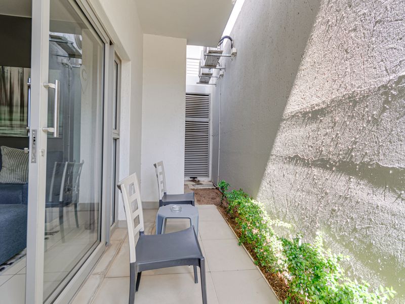 Stylish Fully Furnished 2-Bed Apartment in the Heart of Rosebank - Photo 4