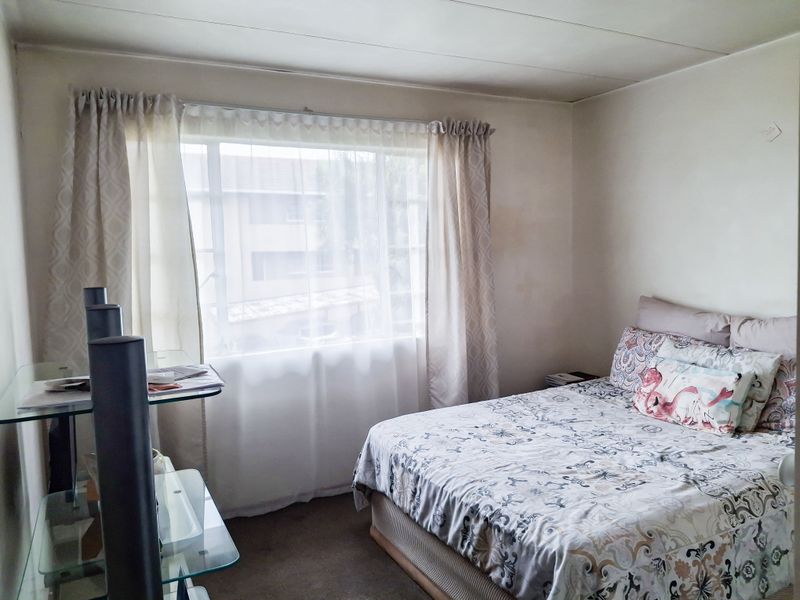 This sleek two-bedroom apartment - Photo 10