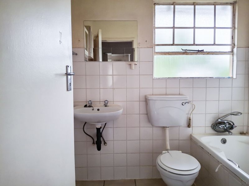 This sleek two-bedroom apartment - Photo 9