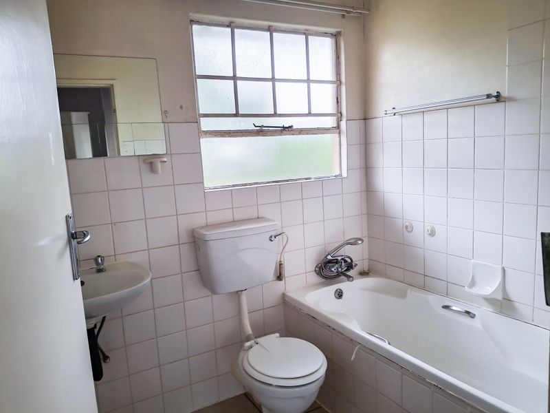 This sleek two-bedroom apartment - Photo 8