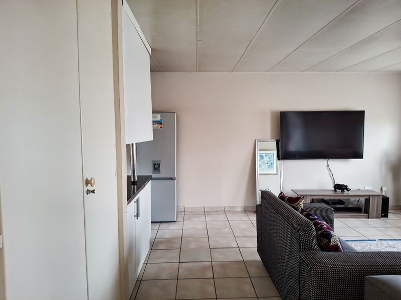 This sleek two-bedroom apartment - Photo 7